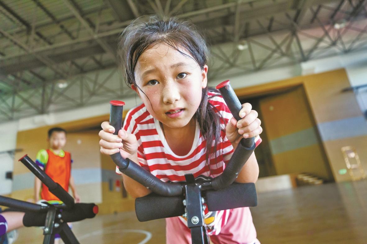 与橄榄球的, 孩子们赛后, 手球 与橄榄球的, 孩子们赛后, 手球