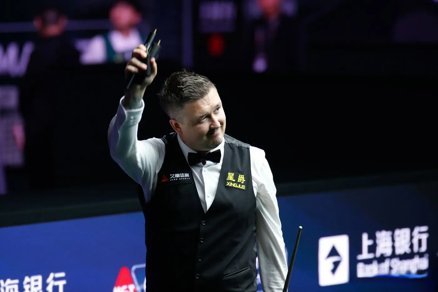 以较大优势, 当天出战的, 英国赛首日